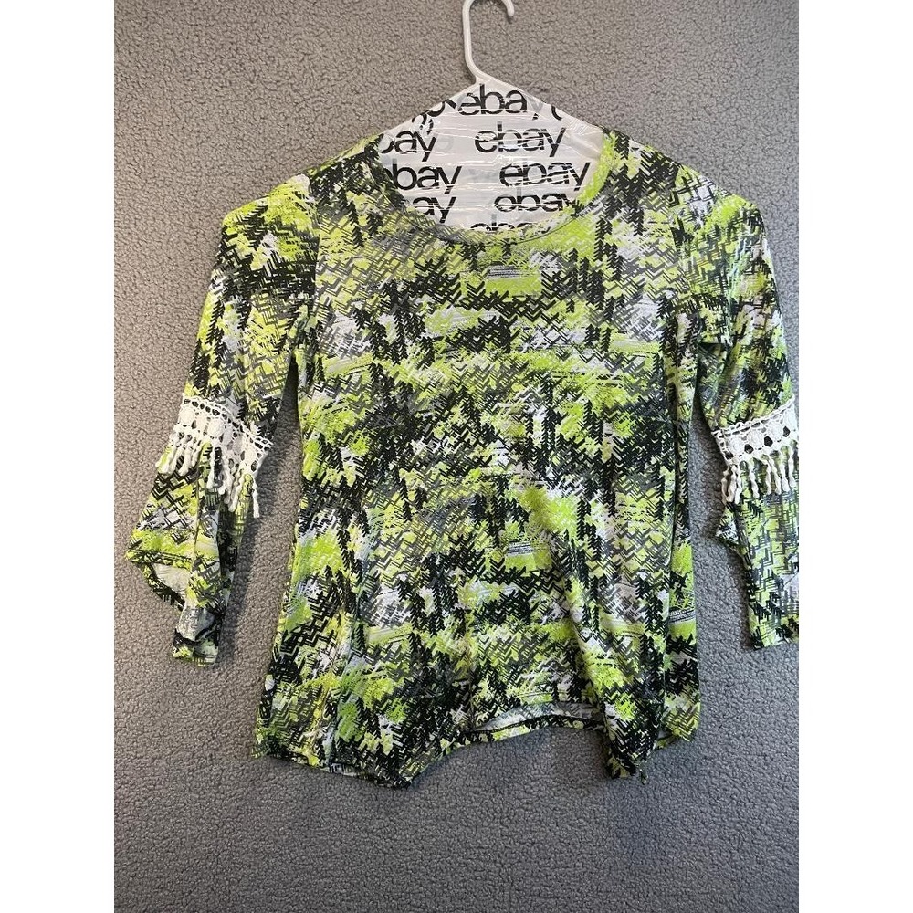 New Directions‎ Green Pattern Top  3/4 Sleeve, Crochet on Sleeves, M